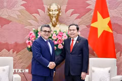 Chủ tịch Quốc hội Trần Thanh Mẫn tiếp Đại sứ đặc mệnh toàn quyền Nhà nước Palestine tại Việt Nam Saadi Salama. (Ảnh: Doãn Tấn/TTXVN)