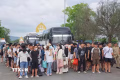 109 công dân Việt Nam sang Campuchia làm thuê bị Tổng cục Di trú-Bộ Nội vụ Campuchia trục xuất vì vi phạm các quy định về xuất nhập cảnh, lao động, cư trú của Campuchia. (Ảnh: TTXVN phát)