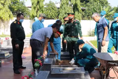 Lực lượng chức năng thực hiện khai quật, lấy mẫu hài cốt liệt sỹ tại các phần mộ chưa xác định thông tin tại Nghĩa trang liệt sỹ xã Cư Jút (tỉnh Lâm Đồng). (Ảnh: Nguyễn Huy Thành/TTXVN)