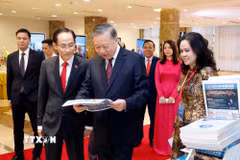 Tổng Bí thư, Chủ tịch nước Tô Lâm xem một số hình ảnh đối ngoại bên lề hội nghị. (Ảnh: Thống Nhất/TTXVN)