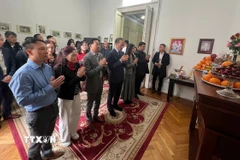 Đại sứ Đỗ Đức Thành cùng cán bộ, nhân viên Đại sứ quán và đại diện hội đoàn, cộng đồng tại Romania dâng hương bàn thờ Bác. (Ảnh: TTXVN phát)