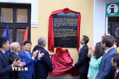 Đại sứ Dương Hoài Nam (bên trái) và ông Michael Canov Thị trưởng Thành phố Chrastava tiến hành nghi thức làm lễ khai trương bia lưu niệm, nơi lưu dấu Chủ tịch Hồ Chí Minh tại thành phố Chrastava, Cộng hòa Séc. (Ảnh: Việt Dũng/TTXVN)