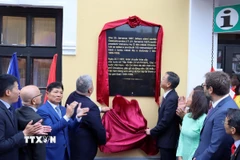 Đại sứ Dương Hoài Nam (bên trái) và ông Michael Canov Thị trưởng Thành phố Chrastava tiến hành nghi thức làm lễ khai trương bia lưu niệm, nơi lưu dấu Chủ tịch Hồ Chí Minh tại thành phố Chrastava, Cộng hòa Séc. (Ảnh: Việt Dũng/TTXVN)