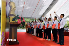 Đảng viên trẻ tuyên thệ tại lễ kết nạp Đảng dịp kỷ niệm Ngày sinh nhật Bác (19/5) ở Nghĩa trang Hàng Dương, Côn Đảo, Thành phố Hồ Chí Minh. (Ảnh: Thanh Vũ/TTXVN)