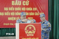 Những cử tri đầu tiên bỏ phiếu ở tổ bầu cử số 7, đặc khu Trường Sa. (Ảnh: TTXVN phát)