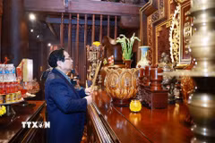 Thủ tướng Phạm Minh Chính dâng hương tưởng niệm các Anh hùng liệt sỹ tại Đền thờ Liệt sỹ Chiến trường Điện Biên Phủ. (Ảnh: Dương Giang/TTXVN)