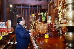 Thủ tướng Phạm Minh Chính dâng hương tưởng niệm các Anh hùng liệt sỹ tại Đền thờ Liệt sỹ Chiến trường Điện Biên Phủ. (Ảnh: Dương Giang/TTXVN)