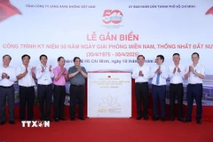 Thủ tướng Phạm Minh Chính và Bí thư Thành ủy Thành phố Hồ Chí Minh Nguyễn Văn Nên và các đại biểu gắn biển công trình Nhà ga T3, Cảng hàng không quốc tế Tân Sơn Nhất chào mừng kỷ niệm 50 năm Ngày Giải phóng miền Nam, thống nhất đất nước. (Ảnh: Dương Giang/TTXVN)