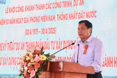 Phó Chủ tịch Ủy ban Nhân dân tỉnh Cà Mau Lâm Văn Bi tuyên bố chính thức thông xe kỹ thuật dự án thành phần đầu tư xây dựng cầu Gành Hào. (Ảnh: Huỳnh Anh/TTXVN)