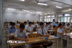 Thí sinh nghe phổ biến quy chế trước giờ thi tại điểm thi Trường Đại học Công nghệ Kỹ thuật Thành phố Hồ Chí Minh. (Ảnh: Thu Hoài/TTXVN)