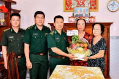 Bộ đội Biên phòng thành phố Cần Thơ thăm, tặng quà gia đình Liệt sỹ, Anh hùng Lực lượng Vũ trang Nhân dân Nguyễn Việt Hùng, nguyên Chính trị viên Đại đội bảo vệ Tỉnh ủy Sóc Trăng (B68). (Ảnh: Trung Kiên/TTXVN)