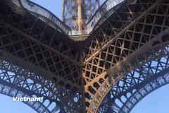 Một góc tháp Eiffel nhìn từ dưới chân tháp. (Ảnh: Hồng Hạnh/Vietnam+)