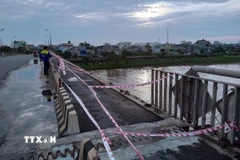 Dông lốc cuốn đổ đoạn lan can dài khoảng 50m ở phía bên phải giữa cầu Thái Bình, hướng từ đường Trần Thái Tông sang đường Long Hưng (thuộc địa bàn phường Thái Bình, tỉnh Hưng Yên). (Ảnh: Nguyễn Công Hải/TTXVN)