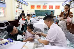 Tiêm phòng sởi cho học sinh tại Trường Tiểu học Chi Lăng, thành phố Lạng Sơn. (Ảnh: Văn Đạt/TTXVN)