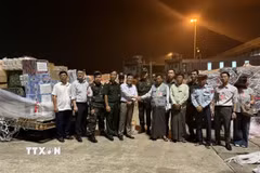 Lễ bàn giao hàng cứu trợ cho phía Myanmar lúc 21 giờ ngày 30/3/2025. (Ảnh: TTXVN phát)