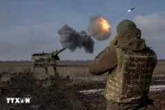 Binh sỹ Ukraine bắn lựu pháo bọc thép 2000 trong cuộc xung đột với Nga gần Bahmut, vùng Donetsk. (Ảnh: Reuters/TTXVN)