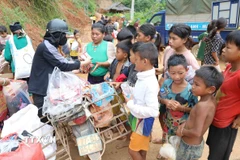 Nhiều tổ chức, cá nhân cứu trợ thực phẩm, đồ dùng thiết yếu cho người dân bản Suối Lư, xâ Na Son. (Ảnh: Trung Kiên/TTXVN)