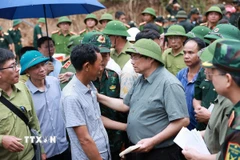 Thủ tướng Phạm Minh Chính động viên đồng bào xã Xa Dung bị thiệt hại do mưa lũ. (Ảnh: Dương Giang/TTXVN)