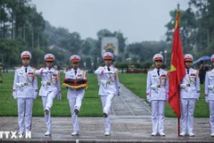 Đội tiêu binh thực hiện các nghi thức treo cờ rủ Lễ Quốc tang. (Ảnh: Tuấn Anh/TTXVN)