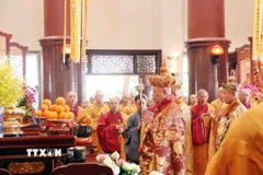 Hòa thượng Thích Lệ Trang, Phó Chủ tịch Hội đồng Trị sự, Trưởng Ban Nghi lễ trung ương Giáo hội Phật giáo Việt Nam làm chủ sám Đại lễ Kỳ siêu tưởng niệm các Anh hùng liệt sỹ. (Ảnh: Xuân Khu/TTXVN)