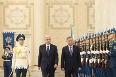 Tổng Bí thư Tô Lâm và Tổng thống Kazakhstan Kassym-Jomart Tokayev duyệt Đội danh dự tại Lễ đón. (Ảnh: Thống Nhất/TTXVN)