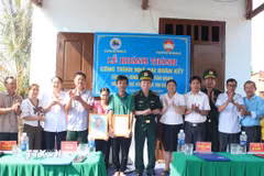 Cần Thơ bàn giao 30 nhà đại đoàn kết cho người nghèo khu vực biên giới biển