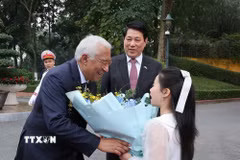 Thiếu nhi Thủ đô Hà Nội tặng hoa Chủ tịch Hội đồng châu Âu António Costa tại lễ đón)
