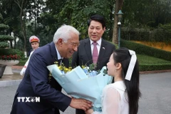 Thiếu nhi Thủ đô Hà Nội tặng hoa Chủ tịch Hội đồng châu Âu António Costa tại lễ đón)