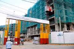 Dự án Chung cư sông Cà Ty đang được đẩy nhanh tiến độ thi công phục vụ tái định cư cho người dân ven sông Cà Ty. (Ảnh: Nguyễn Thanh/TTXVN)