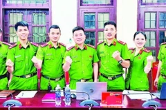 Công an xã Minh Hóa, tỉnh Quảng Trị giải đáp thủ tục hành chính qua hình thức livestream. (Nguồn: Báo Nhân dân)