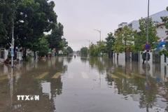 Đường Đồng Khởi, phường Thủy Xuân, thành phố Huế còn ngập sâu sáng 28/10. (Ảnh: Nguyên Lý/TTXVN)