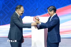 Tổng thống Philippines Ferdinand Marcos Jr. tiếp nhận vai trò Chủ tịch ASEAN 2026 của Philippines từ Thủ tướng Malaysia Anwar Ibrahim, Chủ tịch ASEAN 2025. (Ảnh: Dương Giang/TTXVN)