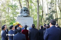 Tổng Bí thư Tô Lâm và Phu nhân cùng Đoàn đại biểu cấp cao Việt Nam viếng mộ Karl Marx - Lãnh tụ của giai cấp vô sản. (Ảnh: Thống Nhất/TTXVN)