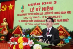 Chủ tịch nước Lương Cường chúc mừng Lực lượng vũ trang Quân khu 3. (Ảnh: Lâm Khánh/TTXVN)