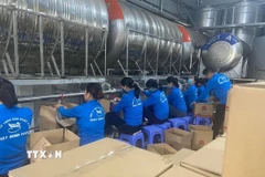 Dầu ăn được sang chiết thẳng từ bồn mà không qua khâu xử lý. (Ảnh: CTV)