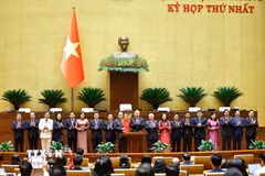 Tống Bí thư Tô Lâm thay mặt các đại biểu Quốc hội khóa XVI tặng hoa chúc mừng Chủ tịch Quốc hội Trần Thanh Mẫn, các Phó Chủ tịch Quốc hội và Ủy viên Ủy ban Thường vụ Quốc hội. (Ảnh: Doãn Tấn/TTXVN)