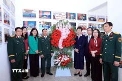 Lãnh đạo Thông tấn xã Việt Nam tặng hoa chúc mừng Sư đoàn 304 tại buổi Gặp mặt truyền thống kỷ niệm 63 năm kết nghĩa Sư đoàn 304- Thông tấn xã Việt Nam. (Ảnh: An Đăng/TTXVN)