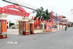 Tuyến đường chính của xã Giao Phúc (Ninh Bình) rực rỡ cờ hoa chào mừng Ngày bầu cử. (Ảnh: Nguyễn Lành/TTXVN)