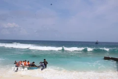 Đưa ngư dân gặp nạn vào đảo Song Tử Tây, đặc khu Trường Sa, tỉnh Khánh Hòa để cấp cứu, điều trị. (Ảnh: TTXVN phát)