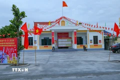 Tuyến đường chính của xã Giao Phúc (Ninh Bình) rực rỡ cờ hoa chào mừng Ngày bầu cử. (ẢnhaKhu vực bỏ phiếu số 12, xã Xuân Hưng, có khoảng 93% đồng bào Công giáo, được trang hoàng rực rỡ chào đón Ngày hội non sông. (Ảnh: Công Luật/TTXVN): Nguyễn Lành/TTXVN)