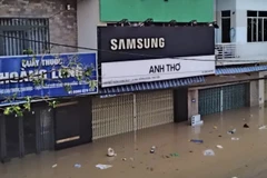 Khu vực nhà dân xã Đồng Xuân cũ bị ngập do nước sông Kỳ Lộ dâng cao. (Ảnh: Tường Quân/TTXVN)