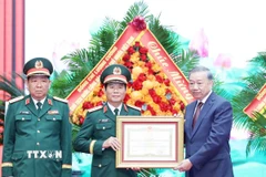 Tổng Bí thư Tô Lâm trao tặng Danh hiệu Anh hùng Lực lượng Vũ trang Nhân dân cho Bộ Tổng Tham mưu Quân đội Nhân dân Việt Nam. (Ảnh: Thống Nhất/TTXVN)