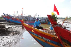 Ngư dân làm lễ "cúng thuyền" trong ngày rằm tháng Bảy ở Diễn Châu, Nghệ An. (Ảnh: Xuân Tiến/TTXVN)