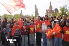 Kiều bào Việt Nam tại Liên bang Nga tập trung chào đón đoàn Quân đội Nhân dân Việt Nam trên Quảng trường Đỏ. (Ảnh: Tâm Hằng/TTXVN)