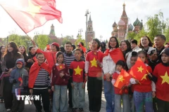 Kiều bào Việt Nam tại Liên bang Nga tập trung chào đón đoàn Quân đội Nhân dân Việt Nam trên Quảng trường Đỏ. (Ảnh: Tâm Hằng/TTXVN)