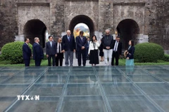 Chủ tịch Hạ viện Jordan Mazen Turki El Qadi cùng đoàn đại biểu đi thăm các di tích trong Hoàng thành Thăng Long. (Ảnh: Tuấn Anh/TTXVN)