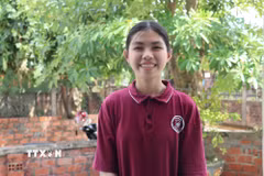 Em Lê Thị Hoài Thu, học sinh lớp 12A1, THPT Cẩm Bình, là thủ khoa khối B00 của tỉnh Hà Tĩnh. (Ảnh: Hoàng Ngà/TTXVN)