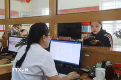 Cán bộ, nhân viên tại Trung tâm hành chính công tỉnh Thái Nguyên. (Ảnh: Vũ Hoàng Giang/ TTXVN)