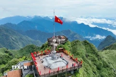 Trên đỉnh Fansipan, Sa Pa (Lào Cai). (Ảnh: TTXVN phát)