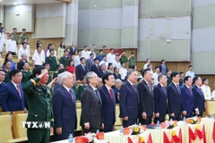 Tổng Bí thư Tô Lâm cùng các đồng chí lãnh đạo, nguyên lãnh đạo Đảng Nhà nước thực hiện nghi lễ chào cờ. (Ảnh: Thống Nhất/TTXVN)